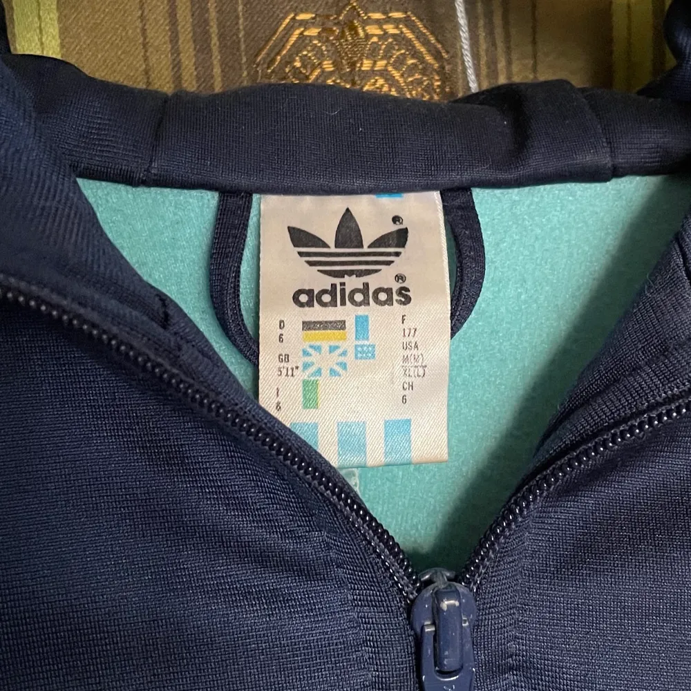 Vintage Adidas half-zip pullover med luva i polyester, oklar storleksangivelse men jag skulle kalla den S-M. Magisk med hoops och cykelbyxor, sommarnätter samt på festival. . Hoodies.