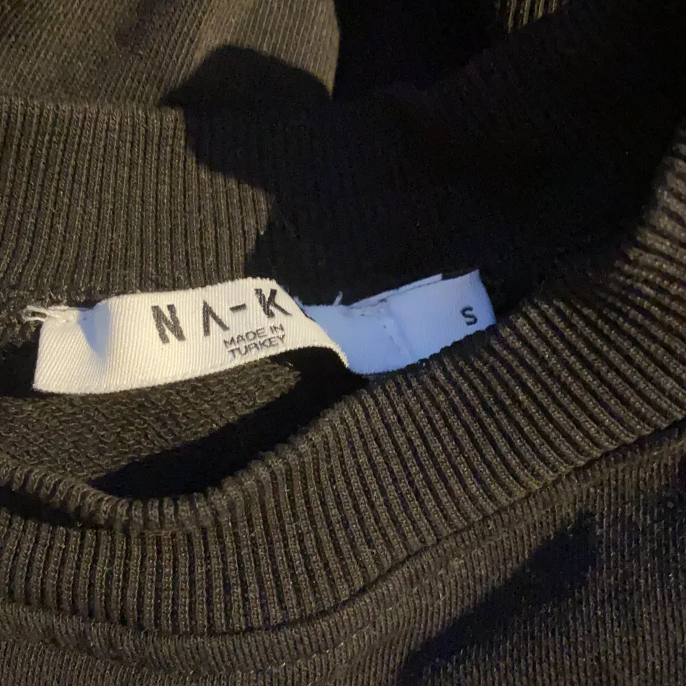 Svart sweatshirt från NAKD. Storlek S men passar även XS beroende på vilken passform man vill ha. Använd en gång 🤎. Tröjor & Koftor.