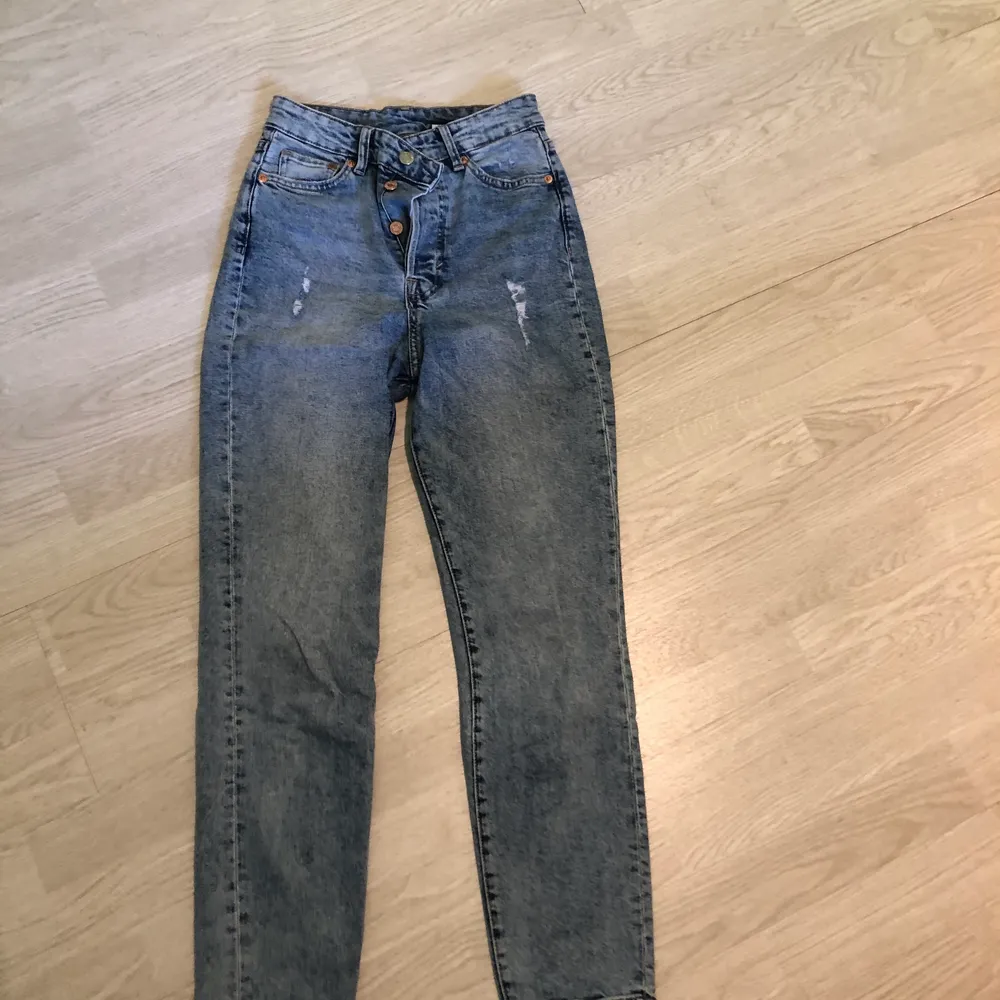 Säljer nu ett par högmidjade momjeans som är hyfsat använda men det är helt fläckfria och inget är trasigt så det är som nya. Orginalpriset var 350 kr och jag säljer nu de för 200 kr.. Jeans & Byxor.