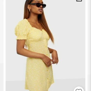 Gul klänning - Säljer en super söt gul klänning från Nelly. Slutsåld på hemsidan! Lappen är kvar och är endads testad. Säljer pga inte min typ av klänning. Hör av er om ni är intresserade! 