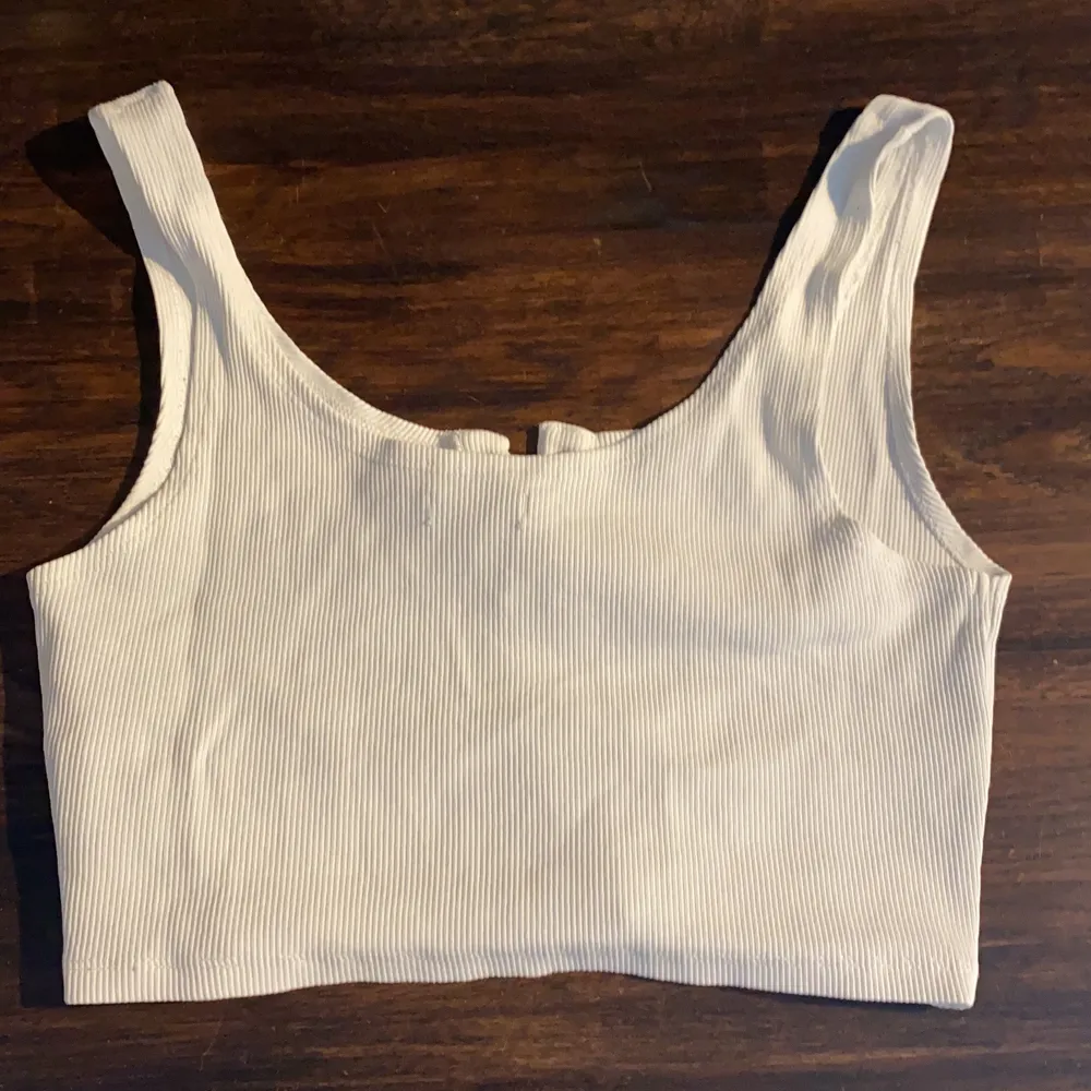 Basic linne från Bikbok, använt ett fåtal gånger men är i bra skick. Säljer då det inte kommer till användning längre 🤎. Toppar.