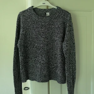 Stickad tröja  - Svart och vit stickad tröja som behöver ett nytt hem. 