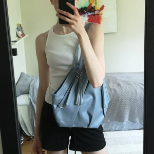 Turkos väska - Populär turkos väska som tyvärr aldrig kommit till användning så helt i nyskick. 