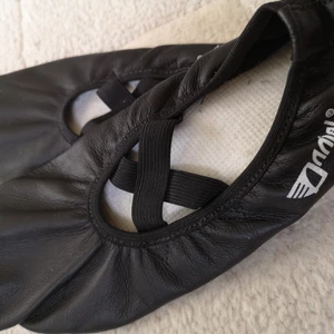 Jasskor  - Jasskor från anniel sport perfekt till balett, modern, slow eller annan dans. Mjuka och flexibla som är lätta att snurra med. Fortfarande bra skick, ej utslitna. 