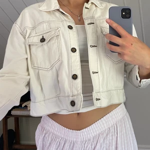 Vit jeansjacka - Croppad jeansjacka från Zara, för kort i armarna på mig som är 180. Inga fläckar eller annat utan i jättebra skick. Storlek M