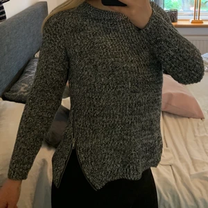Gina Tricot stickad tröja  - Stickad tröja från Gina Tricot med dragkedjor på sidan. Mycket fint skick, finns inga märken eller skador. Säljer då den inte används längre💙