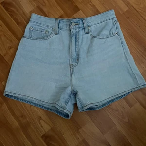 Levis High Loose Shorts Storlek 27 - Jättefina shorts från Levis, köpte dem i år men har tyvärr inte blivit använda av mig. Skickar mot frakt men kan även hämtad i Gbg 🌸