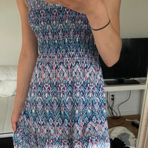 Mönstrad klänning  - Mönstrad klänning i olika färger i toppen skick och välanvänd 