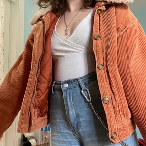 bikbok orange manchester jacka - orange manchester/corduroy jacka från bikbok, jättefin och mysig jacka att ha under hösten. original pris 900kr