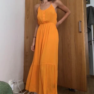 Other stories långklänning  - Kan knytas båda med två band samt som halter som på bilderna. Nyskick. Framhäver brännan:)