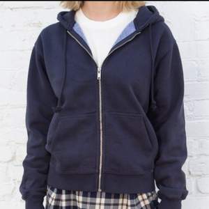 Mörkblå christy hoodie från Brandy Melville, strl S-M. Helt oanvänd, prislapp kvar! Frakt på 50kr tillkommer 💘