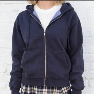 Christy hoodie från Brandy Melville - Mörkblå christy hoodie från Brandy Melville, strl S-M. Helt oanvänd, prislapp kvar! Frakt på 50kr tillkommer 💘