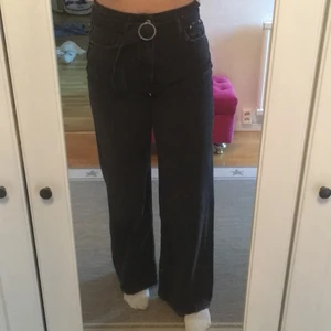 Svarta vida jeans stl 38 - As snygga, svarta lite ripped jeans i stl 38, ÄLSKAR dessa byxorna - de formar kroppen helt otroligt och älskar de vida benen! Säljer mina älskade favoriter pga att de blivit för tighta för mig. Jag är 170cm, och jag tycker att de är lagom långa på mig! 