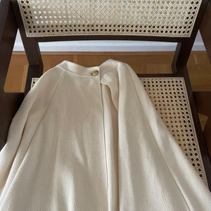 Busnel cape  - Super snygg cape från busnel, färg är offwhite/ljus beige. Storlek: 0 size, one size. Använt 2 ggr. Nypris:  över 3500kr säljer för 1000kr 