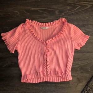 Rosa topp - En jättesnygg och trendig rosa topp från Chiquelle💕💕 köpte den för 250kr men nu säljer jag den för 99kr✨