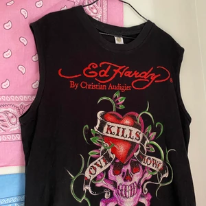 Ed Hardy Rhinestone linne - Skit snygg äkta Ed Hardy linne med rhinestones. I jättebra skick. Skulle säga att en mer rimlig storlek är M-L. För fler bilder kontakta mig! Var god följ budgivningens regler 😊