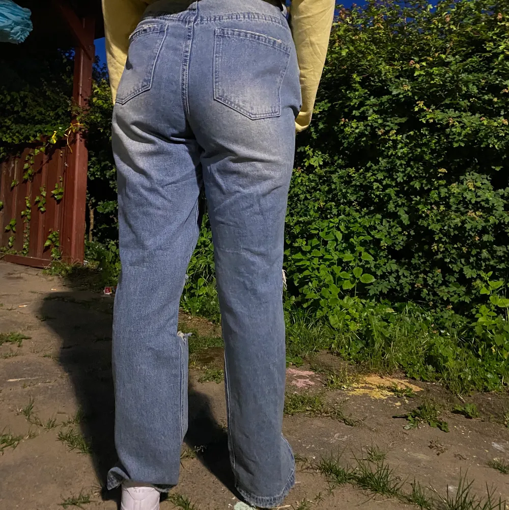 As balla missguided jeans som är köpte för något år sen men aldrig kom till användning då dom är försmå (min vän på bilden). Dom är alltså endast använda en gång sen legat i garderoben💕 storlek 40, frakt tillkommer . Jeans & Byxor.