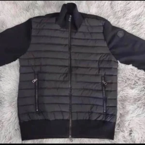 Moncler jacka  - Har använt den men den e i bra skick       Man kan använda den till både man å kvinna men den e till för män