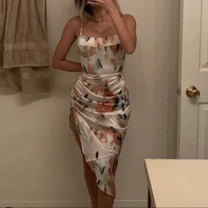 Silkes klänning - Så himla fin silkesklänning ifrån SHEIN! Aldrig använd. Säljer då jag inte tyckte den var min stil. Storlek Xs 💖💖❌BUDA ENDAST OM DU ÄR BEREDD PÅ ATT BETALA OCH VILL KÖPA, Därav att bud är bindande och går inte att ångra!❌