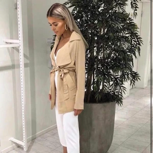 Rita Jacka i Kaki - Säljer denna jacka i kakifärg då jag inte använder den. Jackan är helt ny med prislapp och allt! 💓 Storlek XS, nytt skick. Köpt för 399kr