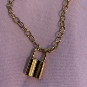 Kedja med lås - Säljer halsband och armband i olika storlekar. 1 st - 15 kr, 2 st - 20 kr, 3st 25 kr. Frakten är densamma för alla så kolla gärna på de andra smyckena för att få allt fraktat tillsammans.