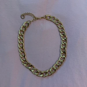 Halsband - kedja - Säljer halsband och armband i olika storlekar. 1 st - 15 kr, 2 st - 20 kr, 3 st 25 kr. Frakten är densamma för alla så kolla gärna på de andra smyckena för att få allt fraktat tillsammans. 