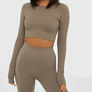 Långärmad träningströja - Ribbad, långärmad träningstopp från Aim’n. Brun färg, storlek S🤎