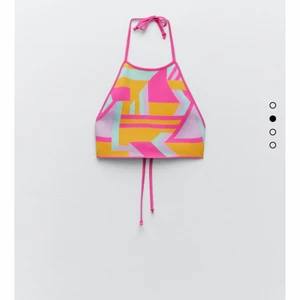 Stickad crop top Zara  - Hej! Säljer den har toppen som jag fick från Zara men passar inte mig, det är slutsålt, storleken S men det passar XS-M buda gärna på kommentarerna ✨ det är helt ny :) priset ingår ej frakten. Högsta bud: 160. Köp direkt för 200kr 