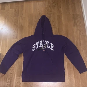 Staple hoodie strl L - Säljer en staple hoodie som är använd några fåtal gånger och den är fortfarande i bra skick. 