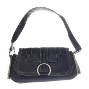 Mango accessories svart 90's style purse. Fuskläder