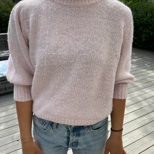 Ljusrosa stickad tröja  - Ljusrosa stickad tröja med trekvarts ärm från Nakd. Nypris 229kr 