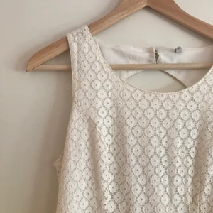 Vit klänning  - Superfin klänning, knappt använd. Köpt på veromoda för några år sedan. 140kr + frakt