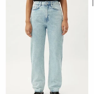 Jeans från weekday! - Supersnygga jeans från weekday i storlek 24/30. Säljer eftersom de är för tajta i midjan och därför inte kommer till användning. Köparen står för frakten 💕💕