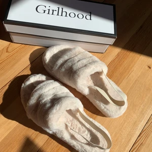 Tofflor - Liknande uggs toffla som är super sköna nu till sommaren💖 Dom sitter jättebra och är i teddy material runt hela tofflan. Jag säljer på grund av att jag har två år liknande💕 Skriv för att förhandla pris❤️