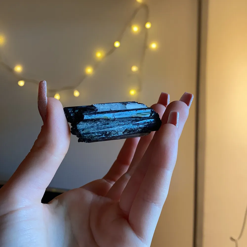 Stor svart tourmaline! Detta är en av mina personliga favoritkristaller men måste nu ge den ett nytt hem! Köpt på kristallrummet!. Accessoarer.