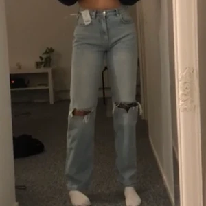 90s high waist jeans - Säljer mina fina 90s high waist jeans från gina tricot. Använda endast ett fåtal gånger och jag säljer då jag har liknande jag använder mer. Priset är 300kr + frakt!🤍