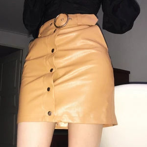 Skinnkjol nakd - Säljer denna fina kjolen från nakd, nypris ligger på 400kr! Den är i gott skick! Kan både frakta och mötas upp i Stockholm! 🥰❤️