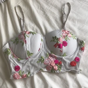 Söt topp storlek xs - Super söt topp i storlek xs. Vet inte vart den är köpt från början då jag har köpt den second hand. Kan både användas som tröja och bh. Kupan passar a. Dragkedja på baksidan.