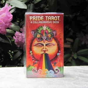 The pride tarot - En vacker tarot lek som jag inte använder. Det är ett projekt där konstnärer samlades för att sätta ihop enHbtq+ tarot lek med representation