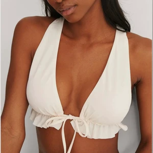 Bikinitopp - Från nakd, märket trendyol. Oanvänd med lappar kvar. Storlek 34 men passar större också skulle jag tro då man knyter den själv mellan brösten. Helt slutsåld! Ord pris 200kr