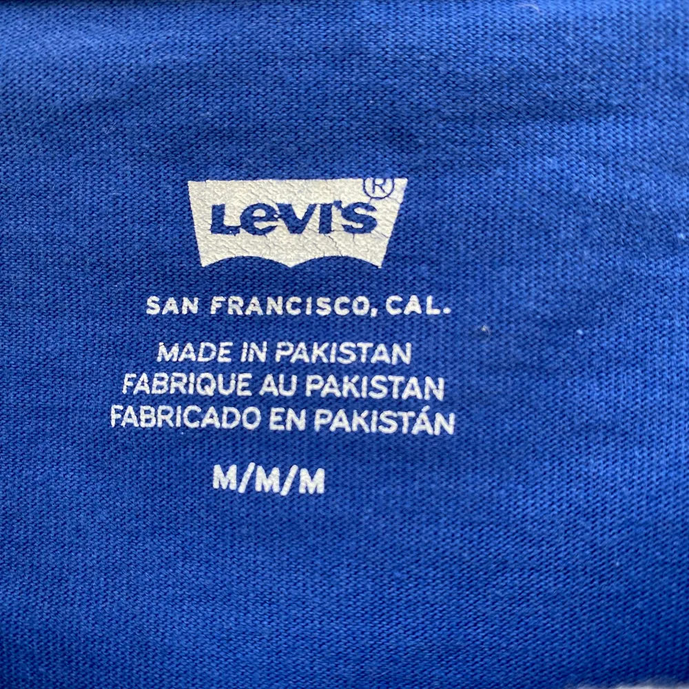 Säljer en Levis t-shirt storlek M. Väldigt fint skick, 100kr.. T-shirts.
