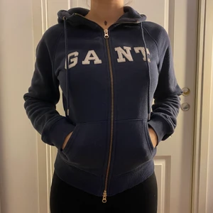 Gant  - Äkta Gant kofta säljs!! Koftan är i god skick. Tveka inte på att höra av er.