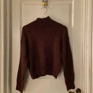 Brun stickad tröja från Lindex, den är brun röd glittrig så perfekt nu till jul eller i vinter, köpt för 399kr säljer för 100kr + frakt.