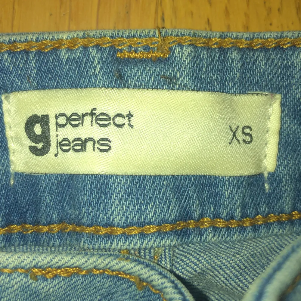 Det är en liten lila fläck men den syns knappt, skriv om ni är intresserande❤️. Jeans & Byxor.