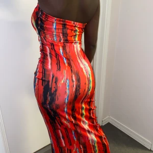 FASHIONNOVA DRESS  - Jätte fin och skön klänning för varmare väder! Fått många komplimanger om när jag har haft på mig denna!                        Nypris 550kr men säljer för 450kr                                 storlek S men är stretchig.