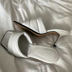Vita klackar HM - Säljer dessa jättefina vita klackar från H&M pga för stora för mig. Använda endast en gång! Nypris 300kr. 
