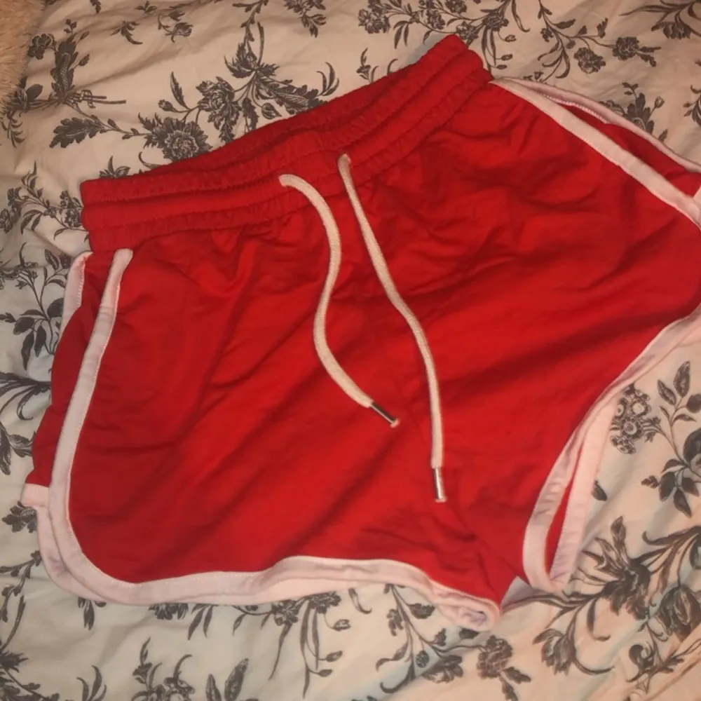 Helt nya shorts från Monki💞 Köpte utan att prova och de passade inte när jag kom hem... Shorts.