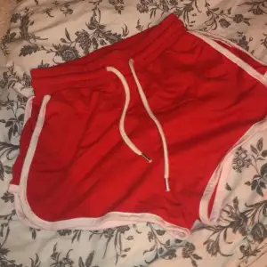 Helt nya shorts från Monki💞 Köpte utan att prova och de passade inte när jag kom hem..