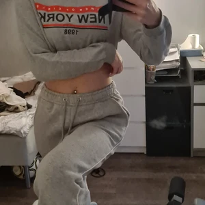 Grå magtröja - En grå magtröja från hm med tryck. Använd några gånger men bra skick. Är i storlek M men sitter bra på mig som är S💕 köparen står för frakt 