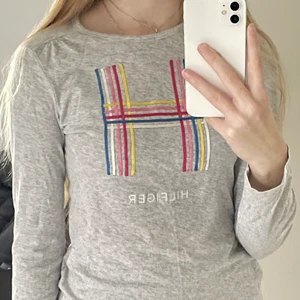 tröja från tommy hilfiger  - tröja från tommy hilfiger i strl 12-14yrs, använd ett fåtal gånger 